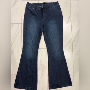 1822 Dark Wash Flared Women’s Jeans Size 30